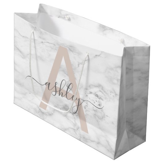 Chic Blush Pink White Marble Script Name Monogram Große Geschenktüte (Vorderseite Schrägansicht)
