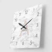 Chic Blush Pink White Marble Script Name Monogram Quadratische Wanduhr (Winkel)