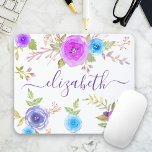 Chic boho lila florale Aquarellschrift Mousepad<br><div class="desc">Türkisblaue, lila, rosa und knallige Aquarellfarben-Blume und dunkle lila Cassis-Schrifttyp-Typografie überlagern einen weißen Hintergrund auf diesem wunderschönen, rustikalen, romantischen, Vintagen Blumenmousepad. Fügen Sie Ihren Namen zu personalisieren. Macht jedes Mal, wenn Sie es benutzen, eine elegante und stilvolle Aussage. Ein großartiges Geschenk für einen Freund und auch für dich! Geben Sie...</div>