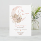 Chic boho rustikale Pampas Blumenmoon 1. Geburtsta Einladung (Stehend Vorderseite)
