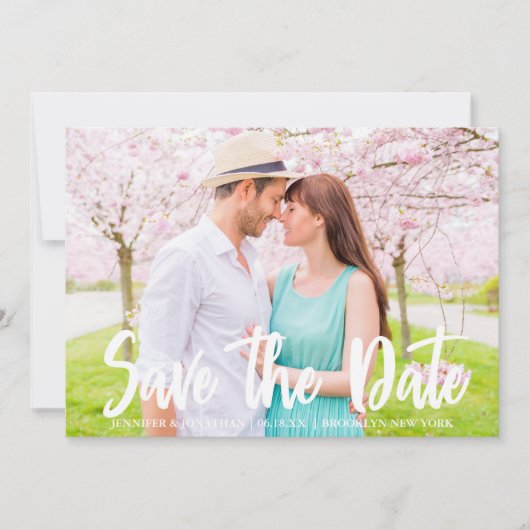 Chic Bold White Script Modernes Verlobung Foto Save The Date (Vorderseite)