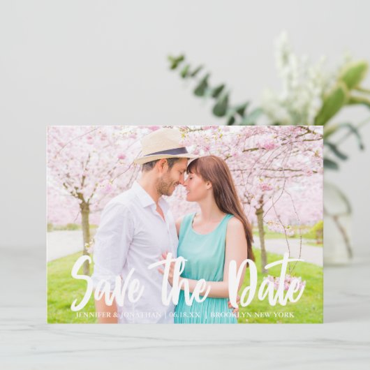 Chic Bold White Script Modernes Verlobung Foto Save The Date (Stehend Vorderseite)