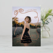Chic Bow Modern Typography Photo Graduation Gold Folieneinladung (Stehend vorne)