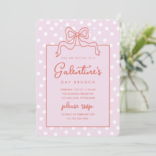 Chic Bow Polka Dot Galentine's Day Brunch Einladung (Stehend Vorderseite)