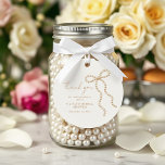 Chic Bow She's Tying the Knot Pearl Bridal Shower  Geschenkanhänger<br><div class="desc">Complete your celebration details with these chic pearl bow “She’s Tying the Knot” bridal shower favor tags, featuring a delicate bow illustration and elegant, modern typography for a soft romantic aesthetic. Designed to complement feminine, coquette, and classy bridal shower themes, these tags are perfect for dressing up favor bags, gift...</div>