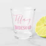 Chic Bridesmaid Favor Schnapsglas<br><div class="desc">Shoppen Sie schicke Bridesmaids Geschenke bei Hochzeiten von Rhoadie.  Dieses hübsch rosa Design zeigt Ihren Namen in einem hübschen,  kursiven Schriftart.  Unter ist "Bridesmaid" in niedlichem Text geschrieben.  Macht einen großen Junggeselinnen-Abschied zu Gunsten.  Personalisieren Sie Ihr Glas noch heute!</div>