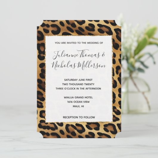 Chic Brown Gold Leopard Wedding Einladung (Stehend Vorderseite)