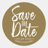 Chic Brush Script Wedding Save the Date Runder Aufkleber (Vorderseite)