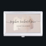 Chic Brush Stroke | Imitate Rose Gold auf neutrale Visitenkarten Dose<br><div class="desc">Dieser elegante Visitenkartenhalter verfügt über eine goldene Imitat-Rose,  einen trendigen Pinselstrich in einer neutralen,  rosigen,  beigen Hintergrundfarbe. Ihr Name erscheint in trendy handgeschriebener Skripttypografie.</div>