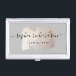 Chic Brush Stroke | Imitate Rose Gold auf Soft Gra Visitenkarten Dose<br><div class="desc">Dieser elegante Visitenkartenhalter verfügt über eine vergoldete Imitat-Rose,  einen trendigen Pinselstrich mit einer weichen,  grauen Hintergrundfarbe. Ihr Name erscheint in trendy handgeschriebener Skripttypografie.</div>