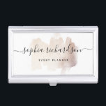 Chic Brush Stroke | Imitate Rose Gold auf Weiß Visitenkarten Dose<br><div class="desc">Dieser elegante Visitenkartenhalter verfügt über eine goldene Imitat-Rose,  einen trendigen Pinselstrich auf weißem Hintergrund. Ihr Name erscheint in trendy handgeschriebener Skripttypografie.</div>