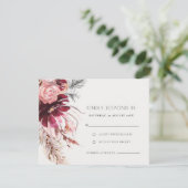 Chic Burgundy Blush Pampas Grass Wedding RSVP Karte (Stehend Vorderseite)
