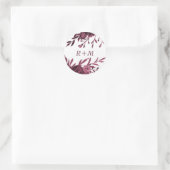 Chic Burgundy Floral mit Monogramm Runder Aufkleber (Tasche)