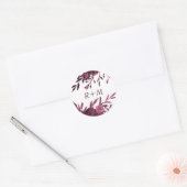 Chic Burgundy Floral mit Monogramm Runder Aufkleber (Umschlag)