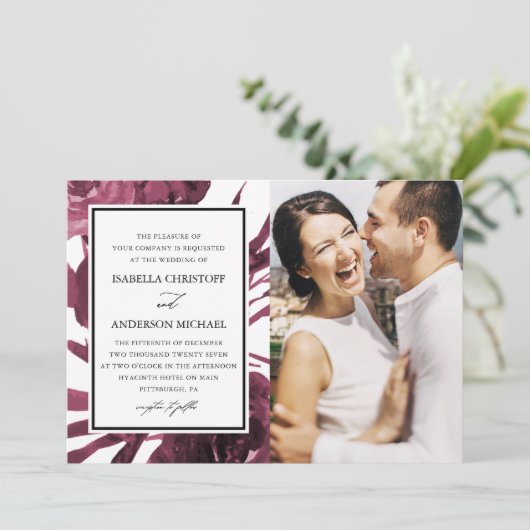 Chic Burgundy Floral Two Foto Wedding Einladung (Stehend Vorderseite)