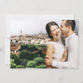 Chic Burgundy Floral Two Foto Wedding Einladung (Rückseite)