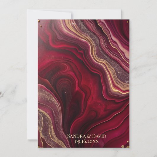 Chic Burgundy Gold Agate Marble Moderne Hochzeit Einladung (Rückseite)
