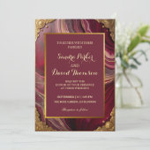 Chic Burgundy Gold Agate Marble Moderne Hochzeit Einladung (Stehend Vorderseite)