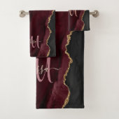 Chic Burgundy Gold Glitzer Agate Custom Monogram Badhandtuch Set (Insitu)