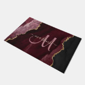 Chic Burgundy Gold Glitzer Agate Custom Monogram Fußmatte (Schrägansicht)
