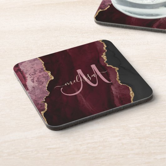 Chic Burgundy Gold Glitzer Agate Custom Monogram Getränkeuntersetzer (Linke Seite)