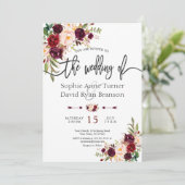 Chic Burgundy Marsala Floral Handwriting Wedding Einladung (Stehend Vorderseite)