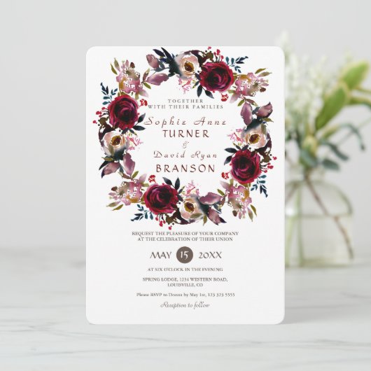Chic Burgundy Peach Floral Wreath Wedding Einladung (Stehend Vorderseite)