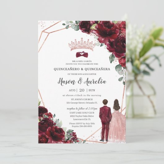Chic Burgundy Rose Gold Twins Boy Girl Quinceanera Einladung (Stehend Vorderseite)