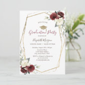 Chic Burgundy Rose, Grad Cap, Abschluss Einladung (Stehend Vorderseite)