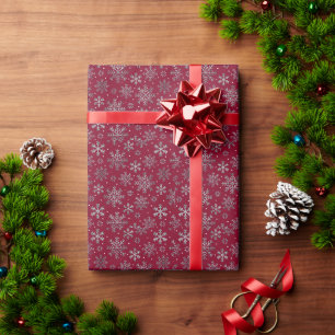Chic Burgundy Weihnachten mit eleganten Schneefloc Geschenkpapier