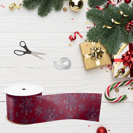 Chic Burgundy Weihnachten mit eleganten Schneefloc Satinband