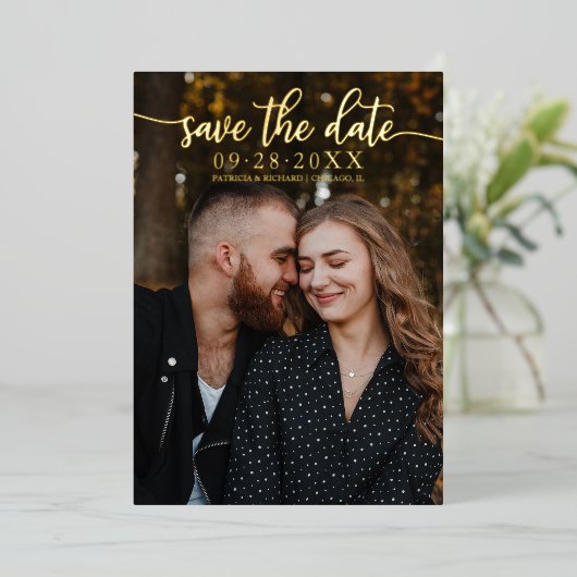 Chic Calligrafy Wedding Save the Date Folieneinladung (Stehend vorne)