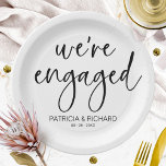 Chic Calligrafy Wir sind Verlobte Engagement Party Pappteller<br><div class="desc">Eine stilvolle Kalligraphie-Engagement Party Papier Platte. Einfach mit Ihren Daten personalisieren. ANKUNFT: Wenn Sie eine Anpassung des Designs benötigen,  kontaktieren Sie mich bitte über den Chat; wenn Sie Informationen über Ihre Bestellung,  Versandoptionen,  etc. benötigen,  kontaktieren Sie mich bitte direkt in Touch mit dem Zazzle-Support.</div>