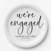 Chic Calligrafy Wir sind Verlobte Engagement Party Pappteller (Vorderseite)