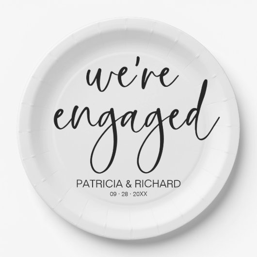 Chic Calligrafy Wir sind Verlobte Engagement Party Pappteller (Vorderseite)