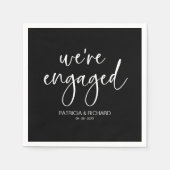 Chic Calligrafy Wir sind Verlobte Engagement Party Serviette (Vorderseite)