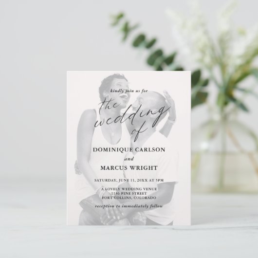 Chic Calligraphy Foto Budget Hochzeit Einladung (Stehend Vorderseite)
