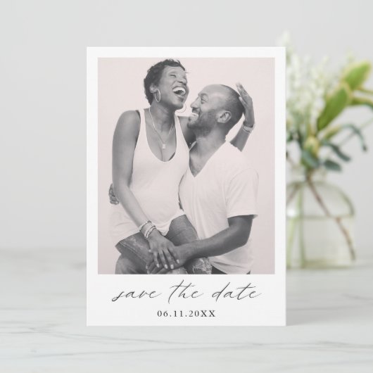 Chic Calligraphy Minimalistisches Foto Elegante Ho Save The Date (Stehend Vorderseite)