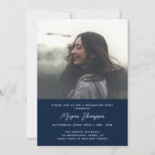 Chic Calligraphy Navy Blue Zwei-Foto-Abschluss Einladung (Rückseite)
