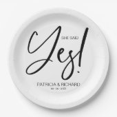 Chic Calligraphy Sie sagte Yes Engagement Party Pappteller (Vorderseite)