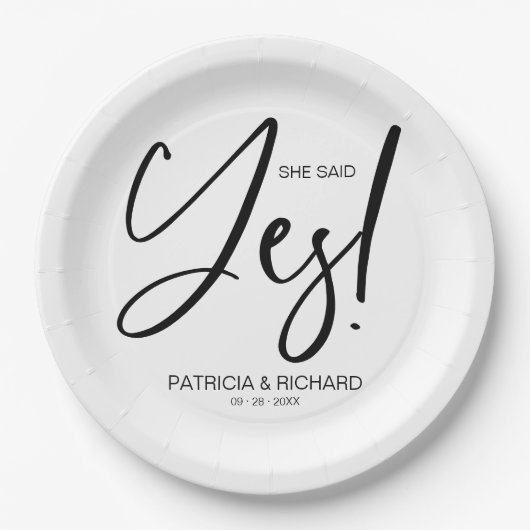 Chic Calligraphy Sie sagte Yes Engagement Party Pappteller (Vorderseite)