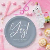 Chic Calligraphy Sie sagte Yes Engagement Party Pappteller (Party)
