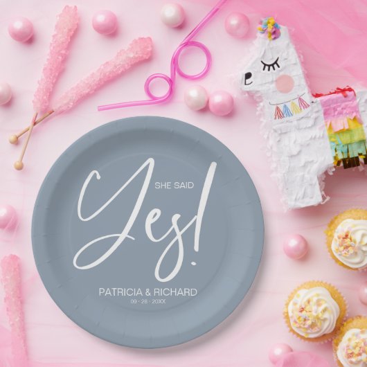 Chic Calligraphy Sie sagte Yes Engagement Party Pappteller (Party)