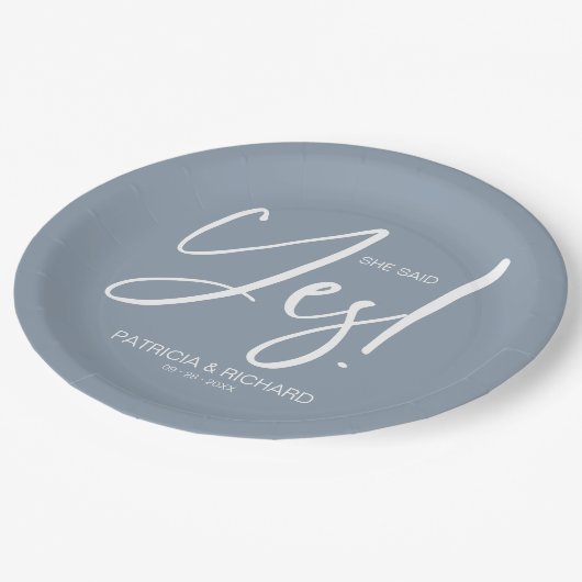 Chic Calligraphy Sie sagte Yes Engagement Party Pappteller (Schrägansicht)