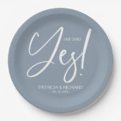 Chic Calligraphy Sie sagte Yes Engagement Party Pappteller (Vorderseite)