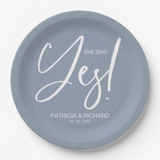 Chic Calligraphy Sie sagte Yes Engagement Party Pappteller (Vorderseite)