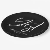 Chic Calligraphy Sie sagte Yes Engagement Party Pappteller (Schrägansicht)