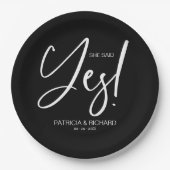 Chic Calligraphy Sie sagte Yes Engagement Party Pappteller (Vorderseite)