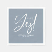 Chic Calligraphy Sie sagte Yes Engagement Party Serviette (Vorderseite)