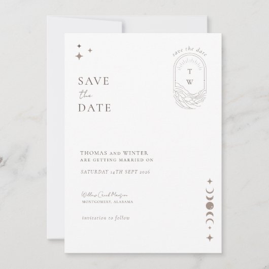 Chic Celestial Moon Stars Monogram Save the Date Einladung (Vorderseite)